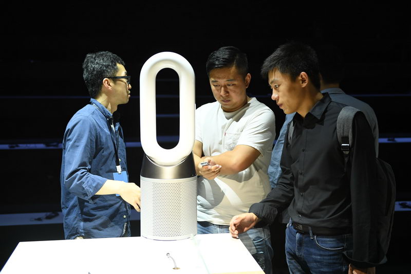 September 12, 2018: Consumers look at a new product by Dyson, a renowned British home appliance technology company, in Beijing. At present, the quality of Chinese people’s spending is improving, shifting from low-medium to medium-high-end consumption. IC